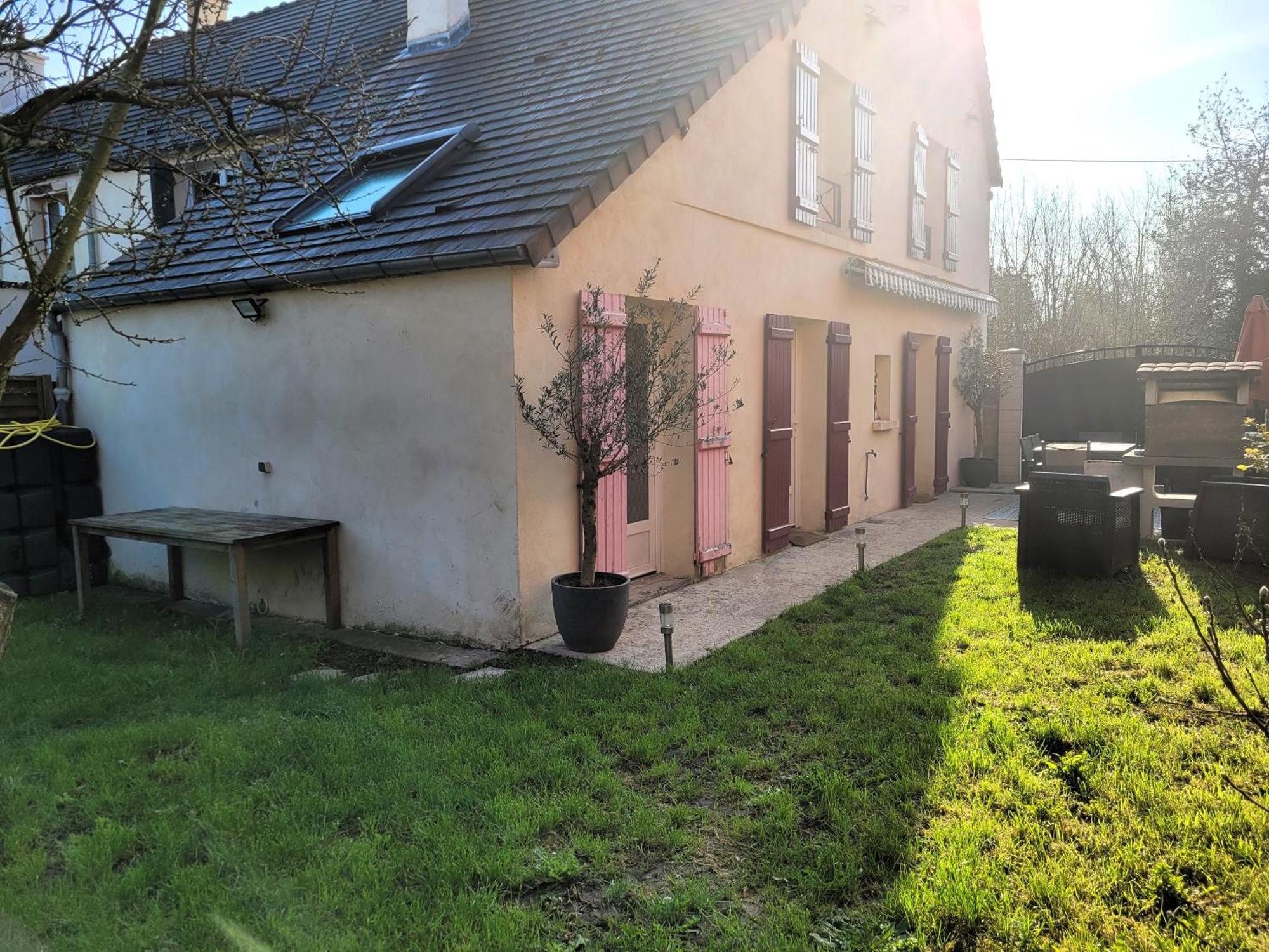 Holiday home La Demeure Des Maraudeurs -10min Disney-jardin & Bbq Villiers-sur-Morin